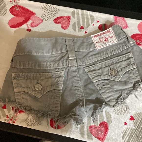 Women’s True Religion frayed Gray Jean Shorts - Picture 4 of 4